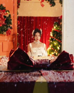 Hua Chen Instagram - 從大學開始玩到台服第9克里希🧚‍♀️
媽咪 我打遊戲 打到終於被我唱到了啦！

我成功了 愛死傳說對決🎮
@moba.garena.tw

#冰雪節 #星際聖誕傳情說愛