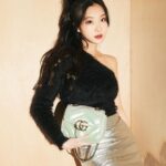 Hua Chen Instagram - 隨著年末的腳步輕輕逼近，是時候在生活中添上一抹不平凡的色彩了🌈。Gucci Marmot 全新的炫彩系列，像是冬夜裡的一縷星光，低調卻又不失光芒。這種銀色在不同燈光角度下會有不同的色彩，就像是我們每個人獨一無二的光芒💫。 這不僅是一個包包，更像是一個小小的宇宙，承載著我們的夢想和記憶。這個冬天，讓我們一起與Gucci這款小美包，走向充滿期待會更美好的2024吧！🌟 @gucci #Gucci #GucciGift