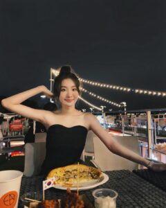 Hua Chen Instagram - 感覺好久沒有生活照了還是很久沒有生活了 摯愛品牌 @wb_jewelry_tw 🖤 洋裝 @lizhen.149 蓁姊贊助💖
