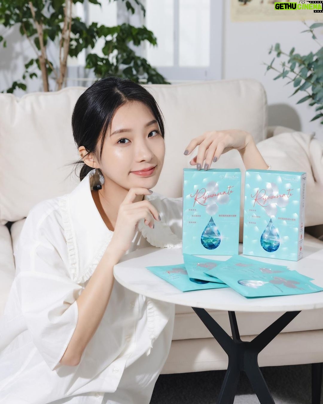 Hua Chen Instagram - 嗨親愛的們!🌟👋 最近我發現了一個秘密武器 — 我的美麗日記 蜜若藍超能補水面膜💧✨! 換季的時候,總覺得皮膚特別容易乾燥😖,但這款面膜真的是日常保養大愛🌊。 它含有超級保濕成分蜜若藍,滋潤補水之外,有人知道它使用了W.O.W.多重乳化技術嗎?這技術真的讓滿滿的精華鎖在我肌膚上,感覺好像每一滴都有密集吸收🔒💦! 特別是對於常常妝容不貼、浮粉,或是長期待在冷氣房感到水分流失的水水們,又或是因為乾燥缺水而出油或少喝水的你們,這款面膜絕對是救星! 那款輕透的布膜也很貼合我的臉,不只補水,還讓我的妝容更加服貼! 我還特地上網查了下,原來它在國際上都受到這麼多的喜愛,獲得了好多獎項呢🏆💕!真的太驚人了! 所以常常去演出,都會習慣帶上它,下班回飯店的時候可以來敷一片~ 當然出遊/出國的時候更可以帶著用~保持肌膚在極佳水嫩狀態。 分享給你們!😘❤️ 此為品牌邀約合作文,產品由品牌贊助 @mybeautydiary_tw #蜜若藍超能補水面膜 #我的美麗日記 #面膜