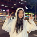 Hua Chen Instagram - 嘿，我的小甜心們！🌈 今天我要帶給你們的不僅僅是一件軟毛皮草外套，而是兩種截然不同的冬季look，讓我們一起來看看這件多才多藝的 adidas One Winter 秋冬系列外套如何搭配吧！ 首先是Look 1，白色外套讓我展現出「柔和冬日精靈」的一面，感覺像抱著一團小北極熊🐻‍❄️一樣軟綿綿的！搭配上白色帽T和棕色短裙，瞬間變出一種清新而溫暖的學院風。一樣選擇白色的運動鞋跟白襪子是不是讓人覺得活潑又可愛？ 走在校園裡也不違和，每一步都散發著溫暖小姊姊的氣息（喂～🌤️🤍🤎 緊接著Look 2，黑色版的毛絨外套就變身為「酷甜反差風」的時尚盔甲。是的，你沒看錯，這是同款adidas 外套，但裡面搭配的是亮眼粉紅色上衣，來一點青春活力點氛圍，加上黑色的皮褲和長靴，既有酷姐姐的風範又不失甜美。 雙馬尾輕輕揚起，讓整個夜晚都甜酷起來！🩷🖤 這就是風格的力量，同一件外套，不同的搭配，就能讓整個世界都亮起來！穿上adidas，讓這個冬季因你而不再寒冷！🩶 @adidas_tw #adidasSportswear