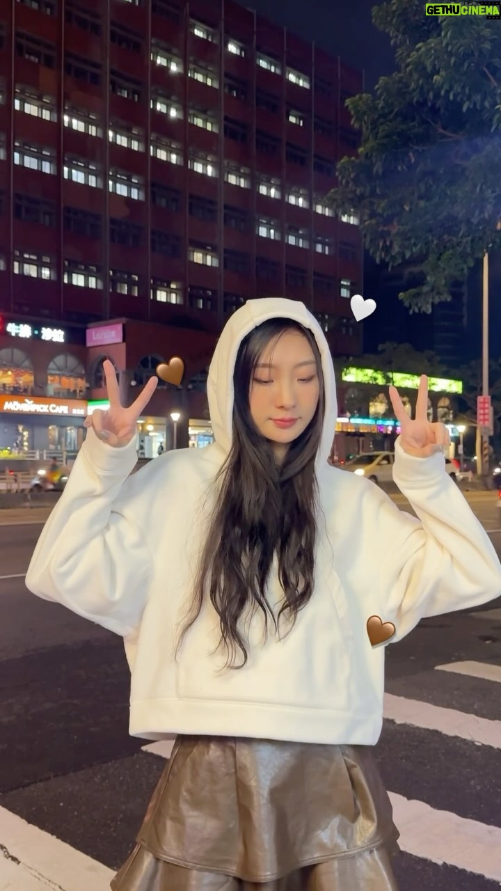 Hua Chen Instagram - 嘿,我的小甜心們!🌈 今天我要帶給你們的不僅僅是一件軟毛皮草外套,而是兩種截然不同的冬季look,讓我們一起來看看這件多才多藝的 adidas One Winter 秋冬系列外套如何搭配吧! 首先是Look 1,白色外套讓我展現出「柔和冬日精靈」的一面,感覺像抱著一團小北極熊🐻❄️一樣軟綿綿的!搭配上白色帽T和棕色短裙,瞬間變出一種清新而溫暖的學院風。一樣選擇白色的運動鞋跟白襪子是不是讓人覺得活潑又可愛? 走在校園裡也不違和,每一步都散發著溫暖小姊姊的氣息(喂~🌤️🤍🤎 緊接著Look 2,黑色版的毛絨外套就變身為「酷甜反差風」的時尚盔甲。是的,你沒看錯,這是同款adidas 外套,但裡面搭配的是亮眼粉紅色上衣,來一點青春活力點氛圍,加上黑色的皮褲和長靴,既有酷姐姐的風範又不失甜美。 雙馬尾輕輕揚起,讓整個夜晚都甜酷起來!🩷🖤 這就是風格的力量,同一件外套,不同的搭配,就能讓整個世界都亮起來!穿上adidas,讓這個冬季因你而不再寒冷!🩶 @adidas_tw #adidasSportswear