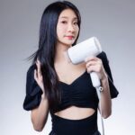Hua Chen Instagram - 誰也跟我一樣洗完澡懶得用頭髮的美女 請舉手🙋🏻‍♀️🤭 但我有強迫症一定要把頭髮吹乾，於是我遇見了Panasonic nanocare EH-NA0J的奇蹟時刻😛 一款集結了時尚與科技的吹風機，讓我的日常保養變得輕而易舉了！ 四種模式（冷熱交替、頭皮護理、髮尾護理、美肌）為我帶來多元呵護💗 沐浴在高滲透奈米水離子和礦物負離子的呵護中，從頭皮到髮尾，它都能完美應對。剛洗完的臉也可以切換到美肌模式一起維持水潤💧達到邊吹髮邊保養的功效。 另外內附速乾、造型、集風速乾等吹嘴，加上台灣限定的捲髮定型烘罩，讓我隨心所欲展現不同風格。但其實不需另外增加吹嘴就能達到順髮抗毛躁，對我這個小懶人超級方便！ 羽絨白，這個像是天使之翼般純潔的顏色🪽，是新推出的限定色呦！！ 另外還有霧墨藍等顏色可以挑選，一樣都很有時尚感！ 與Panasonic nanocare EH-NA0J一起，讓我們把每一次的吹髮時刻都當成與自己獨處，有儀式感的一場享受吧😚😚😚 @panasonic.taiwan #PanasonicBeauty #EH_NA0J #羽絨白