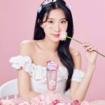 Hua Chen Instagram - 沒有女孩紙會拒絕浪漫玫瑰的💗 專科推出限量超微米溫和玫瑰潔顏乳，添加了大馬士革玫瑰，每次使用都能感受到像花瓣般柔嫩的觸感。在一整天工作疲憊後，這溫和的呵護讓我的肌膚得到深深的舒緩。畢竟，洗臉也是滋養臉，享受的一部分！嘻嘻！ 裏頭不僅無添加酒精、礦物油和防腐劑，更蘊含專科獨特的蠶絲蛋白保濕精華和雙重玻尿酸，以及11種保養成份。每次使用後，感受到肌膚變得柔軟緊緻，像是被玫瑰花瓣輕輕親吻過的感覺。 而那微米養肌泡泡，真的是另一大亮點！綿密細緻的質地，可以深入毛孔，輕鬆帶走一天的髒污，洗後的肌膚不僅清爽，更帶著滋潤舒適的感覺，一點也不緊繃。 請讓每一天的清潔都是一場溫柔而奢華的享受。🌹 @senkataiwan #專科 #超微米溫和玫瑰潔顏乳 #大馬士革玫瑰