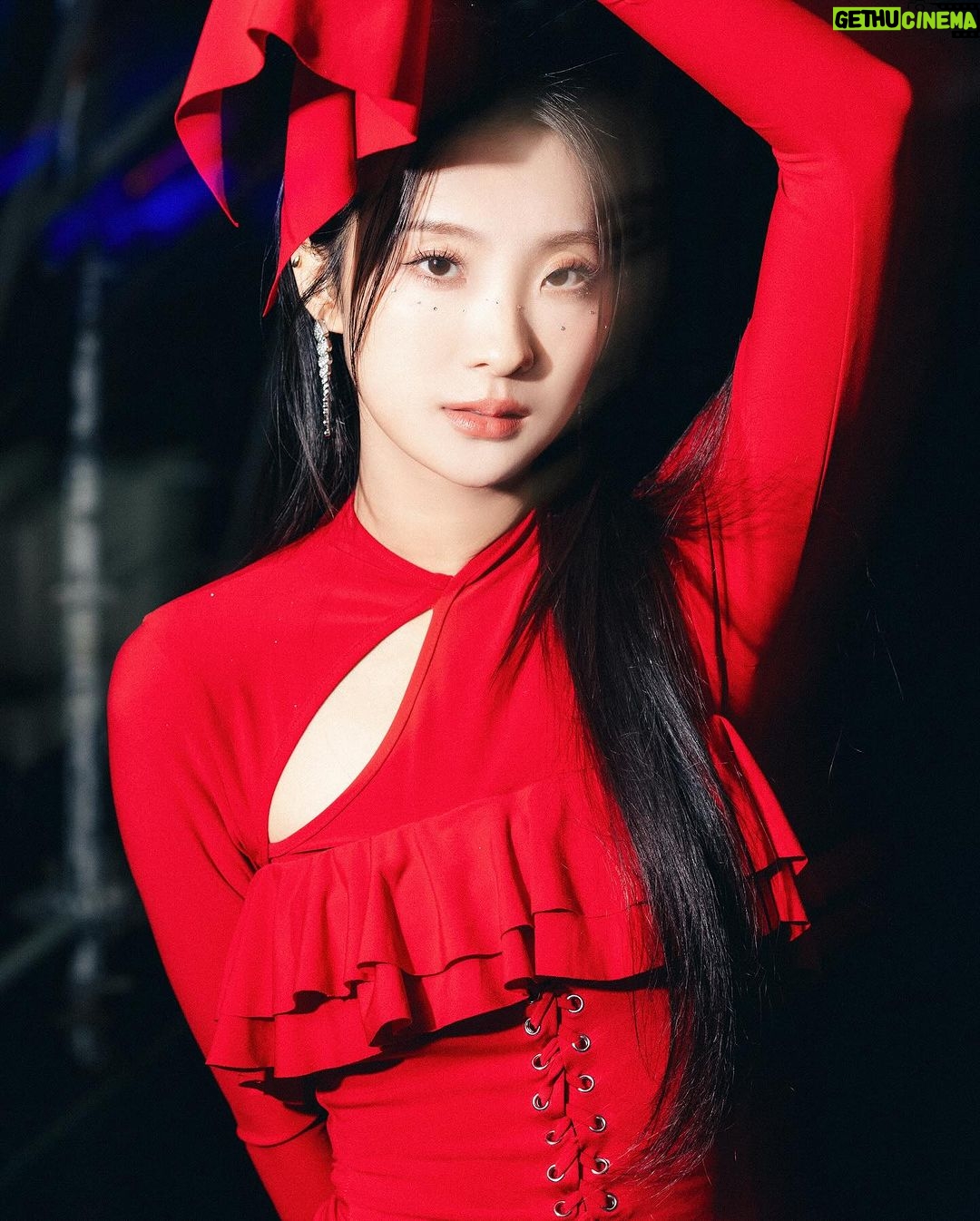 Hua Chen Instagram - 謝謝紅白的邀請 🧨❣️ @superstarttv 各位 我把Ours時期的無歡帶上小巨蛋了 ! 這個版本我超級愛 你們喜歡嗎 謝謝神之隊友林安迪! 祝大家新年快樂 以下只開放龍年祝福🧧 🎵Rearranged by @andy__0701 Style with @lseoul.official @charleskeith_tw #CharlesKeith_TW Make up @st2102 Stylist @littlebobo_ Photo @chenwen_leo