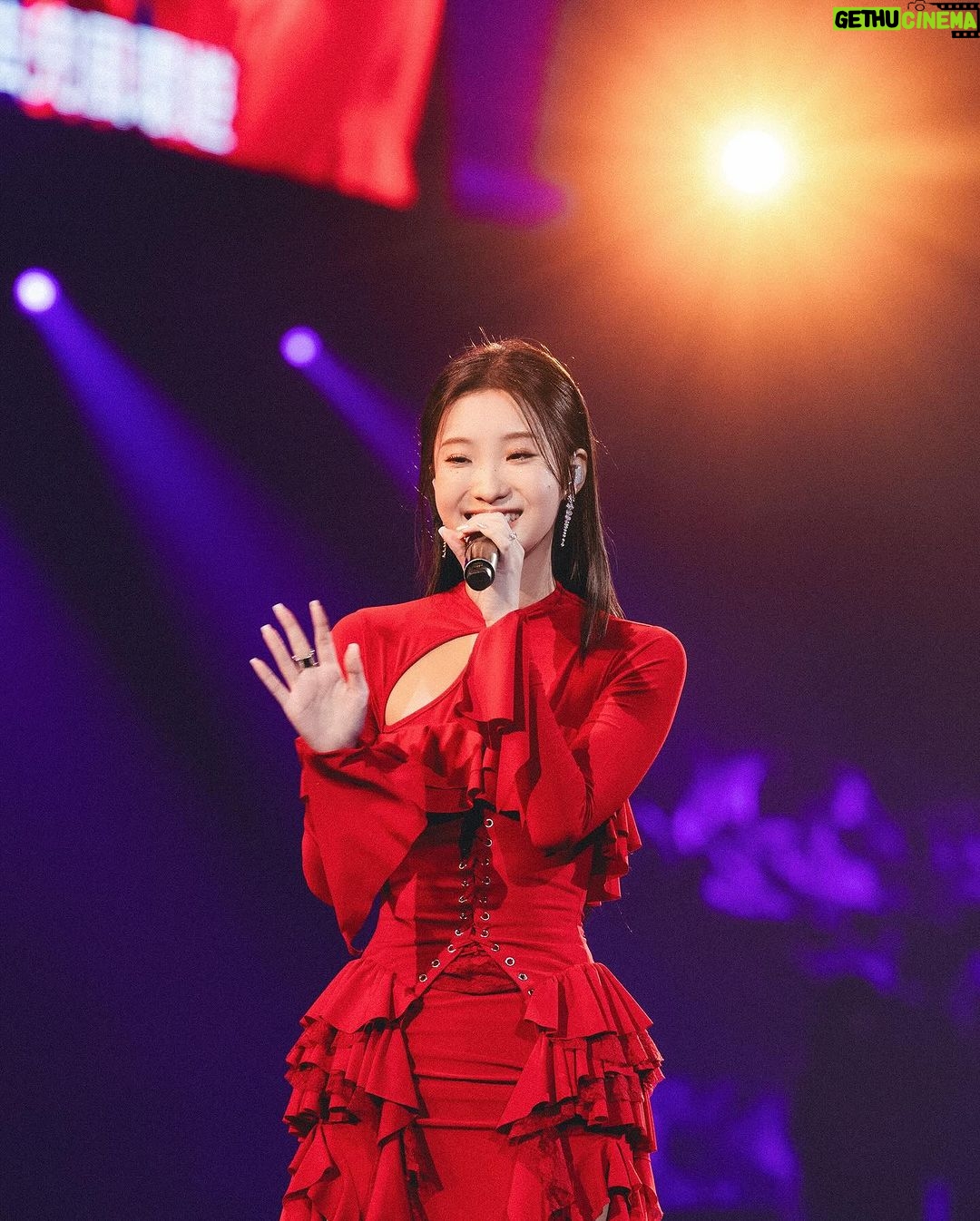 Hua Chen Instagram - 謝謝紅白的邀請 🧨❣️ @superstarttv 各位 我把Ours時期的無歡帶上小巨蛋了 ! 這個版本我超級愛 你們喜歡嗎 謝謝神之隊友林安迪! 祝大家新年快樂 以下只開放龍年祝福🧧 🎵Rearranged by @andy__0701 Style with @lseoul.official @charleskeith_tw #CharlesKeith_TW Make up @st2102 Stylist @littlebobo_ Photo @chenwen_leo