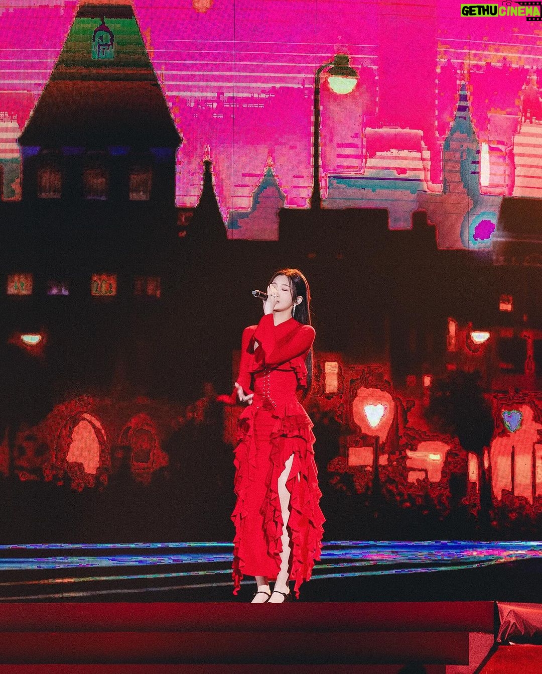 Hua Chen Instagram - 謝謝紅白的邀請 🧨❣️ @superstarttv 各位 我把Ours時期的無歡帶上小巨蛋了 ! 這個版本我超級愛 你們喜歡嗎 謝謝神之隊友林安迪! 祝大家新年快樂 以下只開放龍年祝福🧧 🎵Rearranged by @andy__0701 Style with @lseoul.official @charleskeith_tw #CharlesKeith_TW Make up @st2102 Stylist @littlebobo_ Photo @chenwen_leo