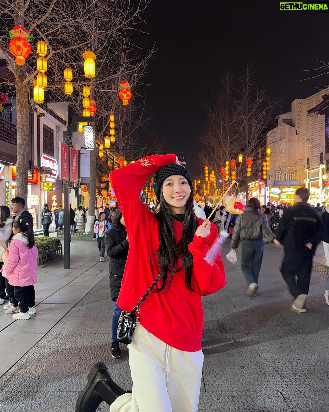 Hua Chen Instagram - 祝各位還可以收紅包的小孩紙們好好珍惜🧧🧨🧮 南京夫子廟-秦淮河畔