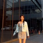 Hua Chen Instagram – 有沒有知道這是哪套MV的衣服?
這其實是一個很有趣的故事
1.我變胖了五公斤當時訂製的還穿得下!
但是超級緊繃 裙子超級短 會一直往上滑
Jessie姊就一直想到我變肉肉了 說我這樣很好哈哈哈哈
2.我拍一拍最後一秒說 好 頭也不回的一秒下班