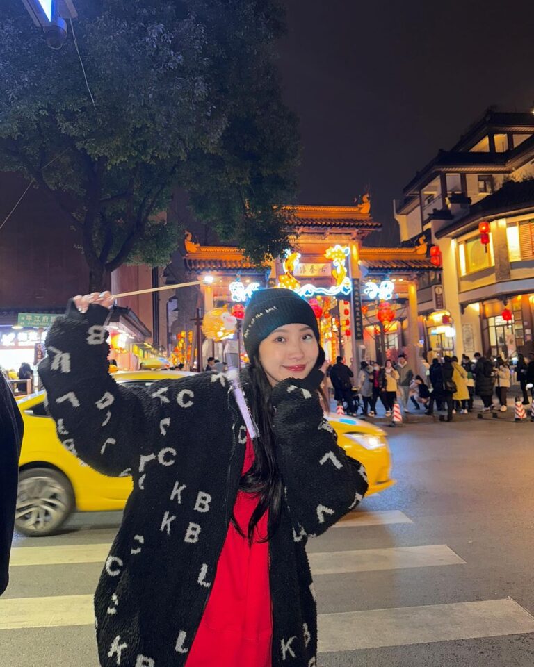 Hua Chen Instagram - 祝各位還可以收紅包的小孩紙們好好珍惜🧧🧨🧮 南京夫子廟-秦淮河畔