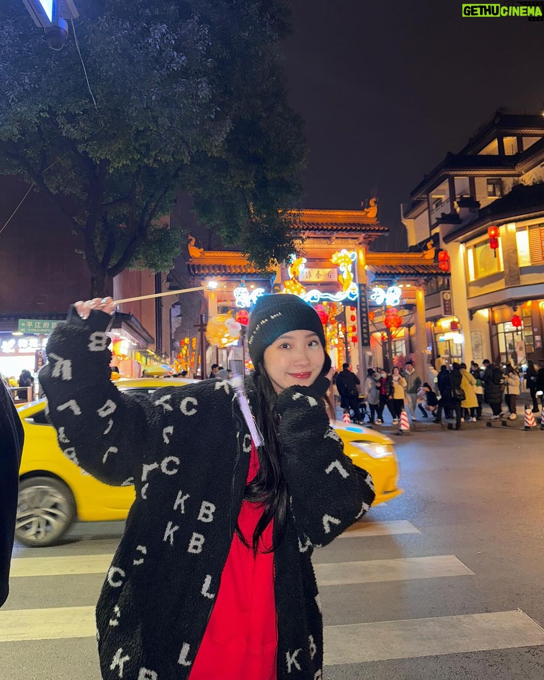 Hua Chen Instagram - 祝各位還可以收紅包的小孩紙們好好珍惜🧧🧨🧮 南京夫子廟-秦淮河畔