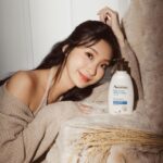 Hua Chen Instagram - 冬天你們有照顧好自己嗎！⛄️ 前陣子天氣多變，肌膚也開始有乾癢困擾。不過最近使用艾惟諾的燕麥保濕乳 他們的產品專門為敏感肌設計！ 我選的是極乾肌用的藍瓶—燕麥高效舒緩保濕乳🌾。 擦完肌膚變得保濕，裡面富含3重益菌生燕麥，可以20秒舒緩乾癢*，我也會加幾滴精油一起用，就像給肌膚做一次SPA 如果你的肌膚介於乾燥跟一般的話，也可以用綠瓶的保濕乳🧴，長效保濕且好吸收不黏膩，想要有不同香味，薰衣草和洋甘菊口味，我也都很喜歡！ @aveenotw #Aveeno #3重益菌生燕麥 #20秒舒緩乾癢 *依據消費者家用測試結果，100名消費者使用艾惟諾燕麥高效舒緩保濕乳後，94%消費者感覺20秒內能舒緩皮膚乾癢(舒緩因乾燥引起的皮膚癢) 。How To Agency, December 2022. (使用效果因人而異)
