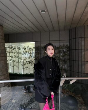 Hua Chen Instagram - 我對這件帽踢的喜愛程度已經連續穿了五天
哈哈哈哈哈哈哈 還是香香的呦 顆顆～～

1/27紅白見了～各位🩷🤞🏻除夕夜也會見沒事的😚