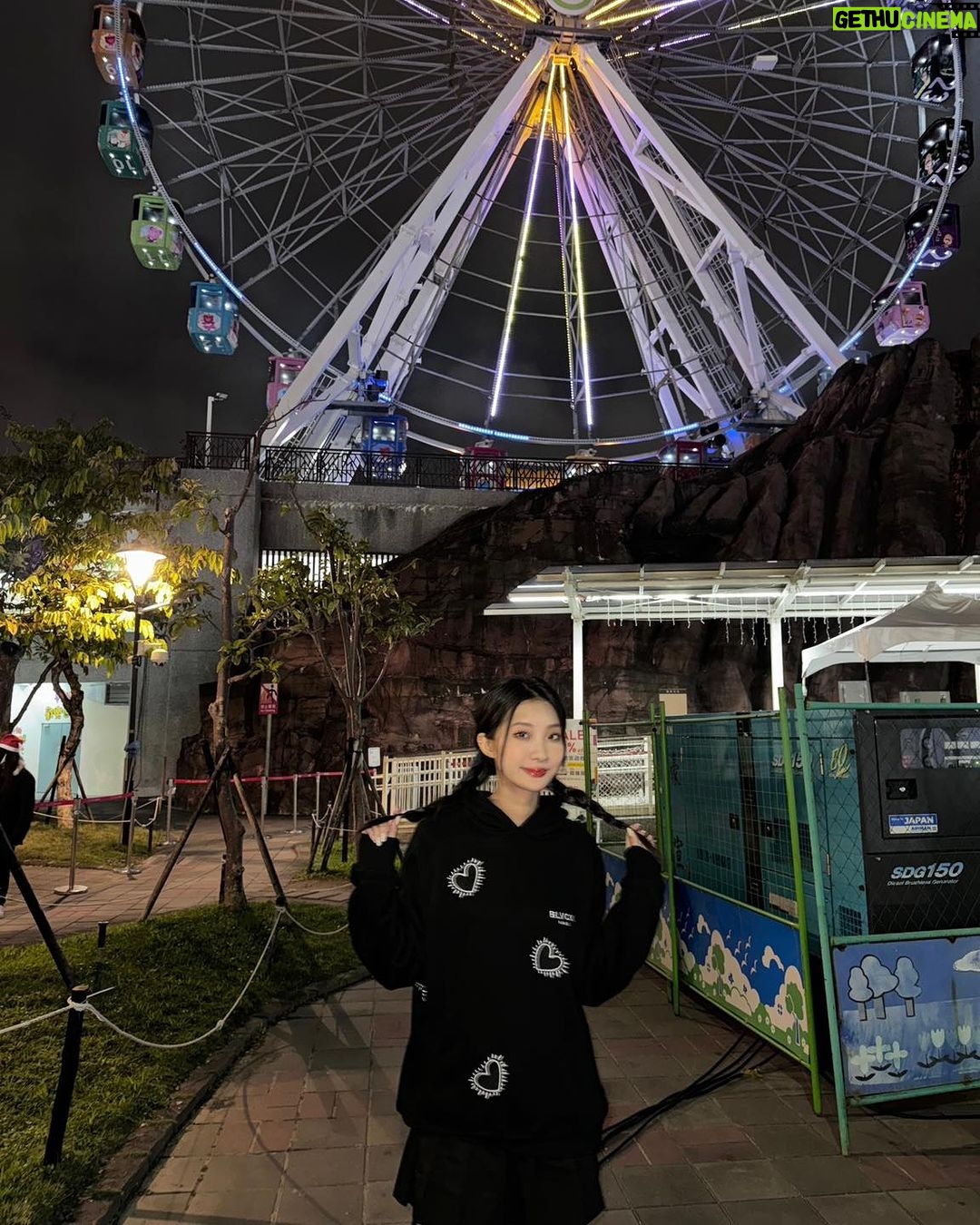 Hua Chen Instagram - 有人跟我一樣喜歡遊樂園嗎🎡 分享一下 近視雷射手術 的後續 雷射完現在已經過了四個月了! 最近累到極致的我 常常覺得沒有戴隱眼真的太方便了 不然我眼睛可能也會酸到不行哈哈! 再說一次是在 #諾貝爾眼科 @nobeleye.com.tw做的呦! 偶是做 #SMILEPro全飛秒近視雷射! #徐乙玉醫生 很美 人很好 這個要說三次! 然後我覺得術前的保養很重要之外 術後保養也很重要 有點像眼睛也坐月子的概念 要好好術後保養 讓你眼睛快快修護好! 總之一睜開眼睛就是清楚的世界 敲棒的啦哈哈哈哈哈哈哈