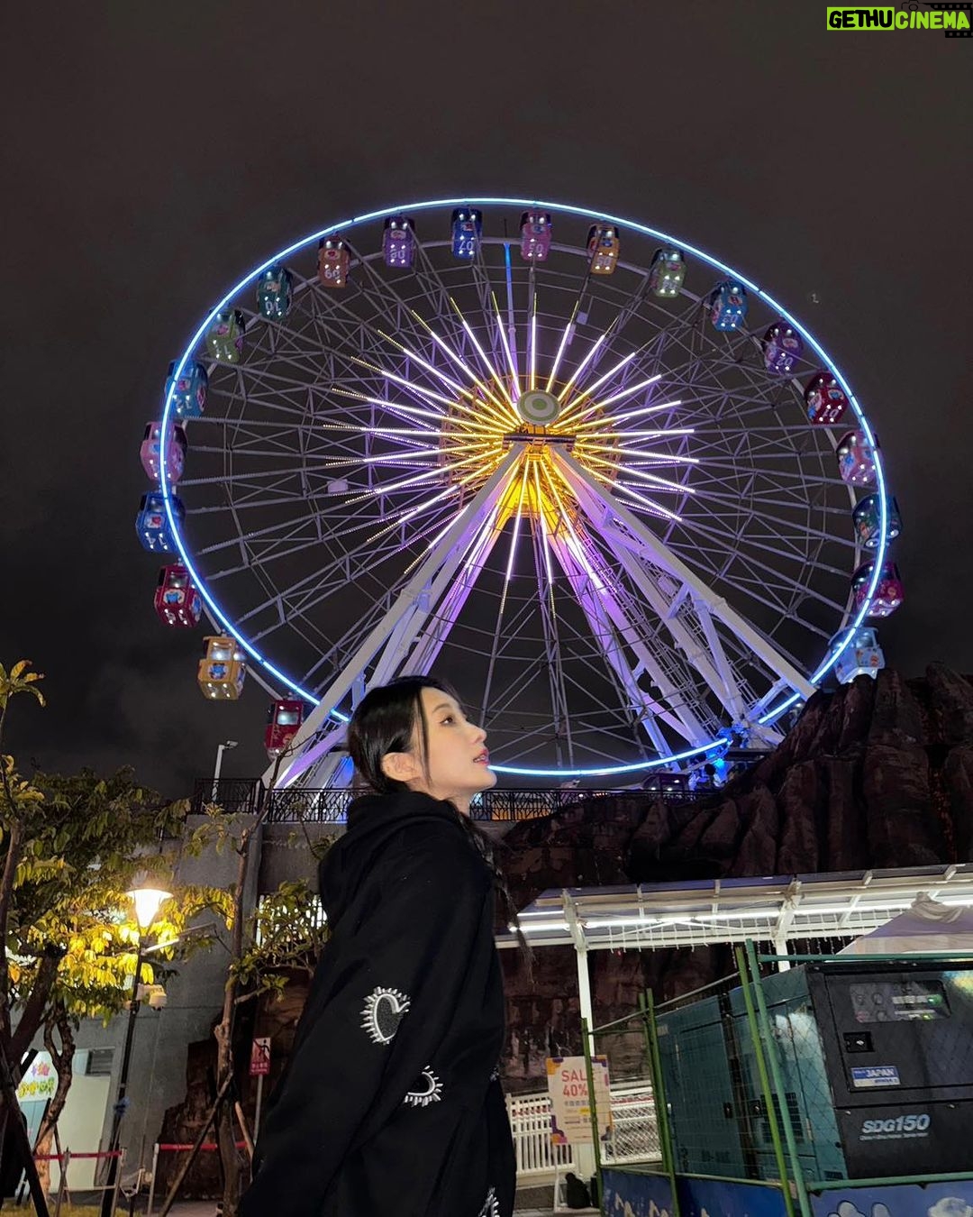 Hua Chen Instagram - 有人跟我一樣喜歡遊樂園嗎🎡 分享一下 近視雷射手術 的後續 雷射完現在已經過了四個月了! 最近累到極致的我 常常覺得沒有戴隱眼真的太方便了 不然我眼睛可能也會酸到不行哈哈! 再說一次是在 #諾貝爾眼科 @nobeleye.com.tw做的呦! 偶是做 #SMILEPro全飛秒近視雷射! #徐乙玉醫生 很美 人很好 這個要說三次! 然後我覺得術前的保養很重要之外 術後保養也很重要 有點像眼睛也坐月子的概念 要好好術後保養 讓你眼睛快快修護好! 總之一睜開眼睛就是清楚的世界 敲棒的啦哈哈哈哈哈哈哈