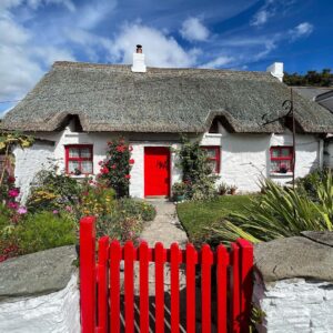 Hugh Wallace Instagram - A picture perfect thatched cottage in Clogherhead, Co.Louth. A quick walk on the back to clear the cobwebs. 
Happy Sunday, anyone any plans? 
#thatchedcottage #irishvernacular #thatch #irishcottage #irisharchitecture #irishhomes #cottagegarden