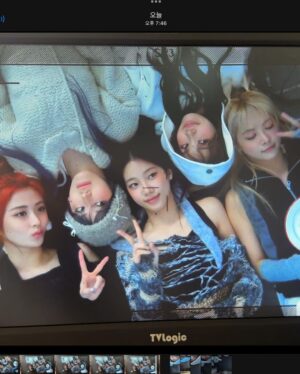 Huh Yun-jin Instagram - piece of cake!