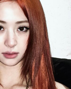 Huh Yun-jin Instagram - easy.
