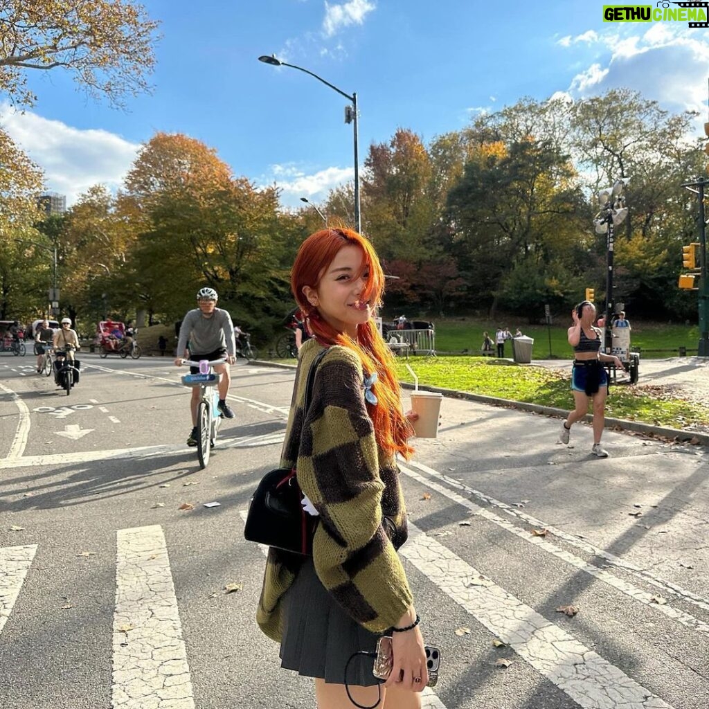 Huh Yun-jin Instagram - walk in the parkk