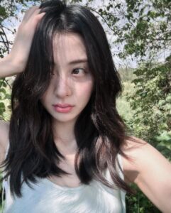 Huh Yun-jin Instagram - 🪷