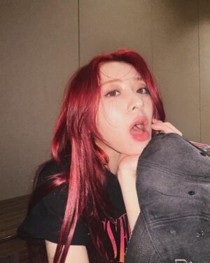 Huh Yun-jin Instagram - easy w a side of peaches n kream

#협찬 #KREAM 
@kream.co.kr