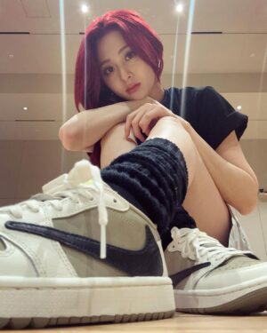 Huh Yun-jin Instagram - easy w a side of peaches n kream

#협찬 #KREAM 
@kream.co.kr