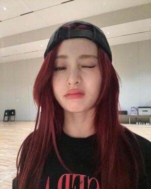 Huh Yun-jin Instagram - easy w a side of peaches n kream

#협찬 #KREAM 
@kream.co.kr