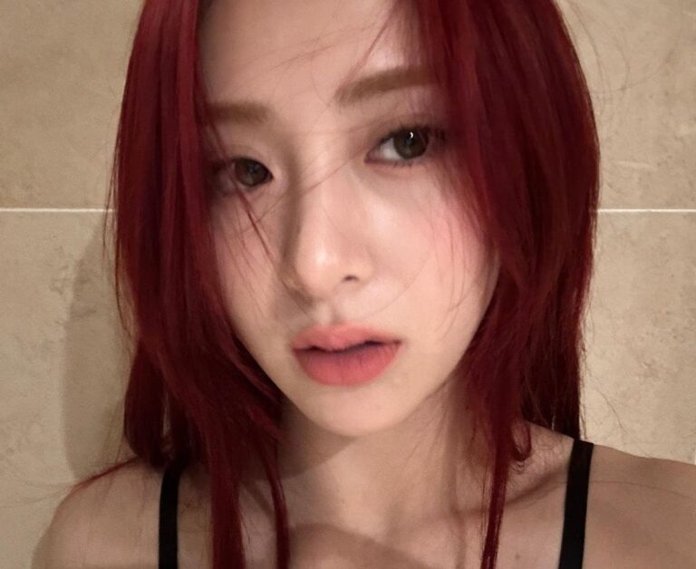 Huh Yun-jin Instagram - 허윤진이 너의 빨간 복주머니가 되다! #설 #설날 #새해복많이받으세요