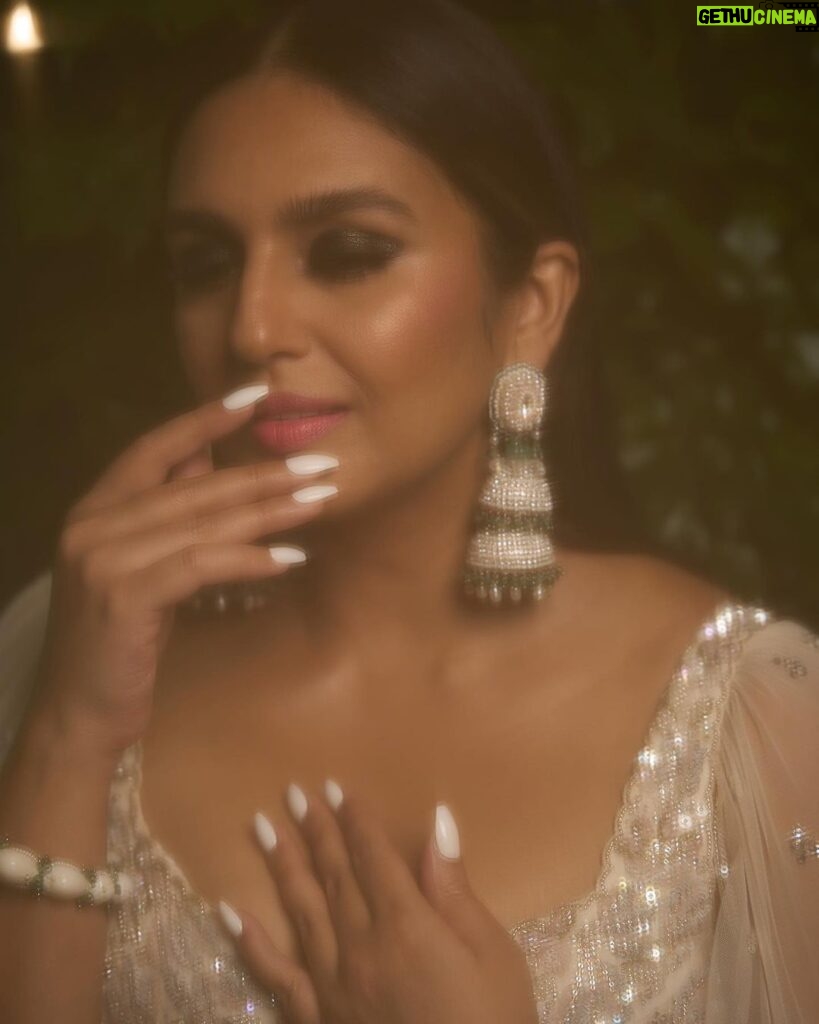 Huma Qureshi Instagram - Dream Girl 🤍 Outfit: @natashadalallabel Jewellery: @amamajewels @quirkbrandconsulting Jutti’s: @shilpsutra @ascend.rohank Hair by: @nargis9052 Make up by: @ajayvrao721 Shot by: @ayushguptaphoto Styled by: @dhruvadityadave Style team: @deatickoo @kenisha_shah