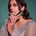 Huma Qureshi Instagram – Loved matching my bag to my earrings.. only I care #fun #festive #fashion #diwali 

Outfit: @jade_mk
Jewellery: @ornatte.in @ascend.rohank
Nails: @itssoezi
Shoes: @londonrag_in
Bag: @goldenwindow @ascend.rohank
Hair: @nargis9052
Make up: @ajayvrao721
Photo: @ayushguptaphoto
Styled by: @dhruvadityadave
Style team: @deatickoo @kenisha_shah