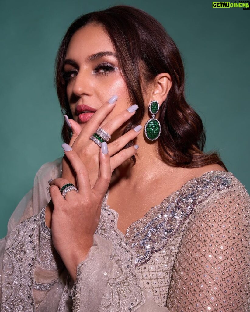 Huma Qureshi Instagram - Loved matching my bag to my earrings.. only I care #fun #festive #fashion #diwali Outfit: @jade_mk Jewellery: @ornatte.in @ascend.rohank Nails: @itssoezi Shoes: @londonrag_in Bag: @goldenwindow @ascend.rohank Hair: @nargis9052 Make up: @ajayvrao721 Photo: @ayushguptaphoto Styled by: @dhruvadityadave Style team: @deatickoo @kenisha_shah