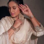 Huma Qureshi Instagram – Woke up to some old school romance 🤍🌟 #music #mood #love #oldschool 

#Zeba contest still on …. So write your answers below 👇

Styled by @sanamratansi
Wearing @chakkraa_label
Via @the.yellow.dot
Earrings @golecha_jewels
Bangles & Rings @mayasanghavijewels
Via @amigos.rizwan
Footwear @aprajitatoorofficial 
Via @elevate_promotions
Style Team @sanjamkaur92
Interns @mahek_gada @_.ishann
Hairstylist: @susanemmanuelhairstylist
Makeup: @ajayvrao721