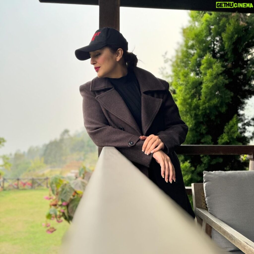 Huma Qureshi Instagram - Red Lipstick A warm coat Black Coffee A foggy afternoon The Hills 🤍 @almostgods #vibe #mood #redlipstick #bliss #hills #bohochic