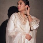 Huma Qureshi Instagram – Woke up to some old school romance 🤍🌟 #music #mood #love #oldschool 

#Zeba contest still on …. So write your answers below 👇

Styled by @sanamratansi
Wearing @chakkraa_label
Via @the.yellow.dot
Earrings @golecha_jewels
Bangles & Rings @mayasanghavijewels
Via @amigos.rizwan
Footwear @aprajitatoorofficial 
Via @elevate_promotions
Style Team @sanjamkaur92
Interns @mahek_gada @_.ishann
Hairstylist: @susanemmanuelhairstylist
Makeup: @ajayvrao721