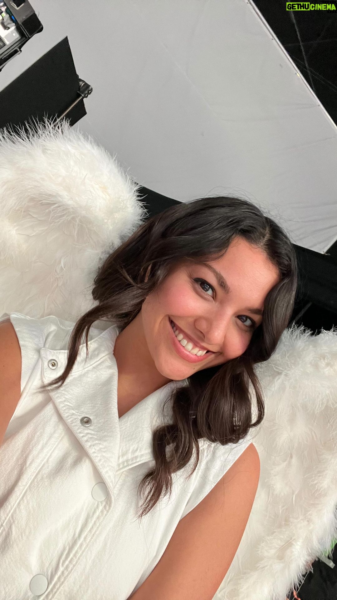 Humberly Gonzalez Instagram - Pretty Heavenly, right?😇 I’m back, and this time, giving you a tour of my home☁️🥯 . . . . . . #Philly #Philadelphia #CreamCheese #PhillyAngel #Commercial