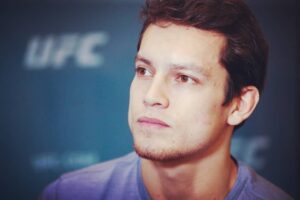Humberto Bandenay Instagram - soy conciente que la gente común y corriente
Siempre me va mirar diferente
Pero algo me dice loco pa´ alante hay que ser constante
No te tires para atrás que ya caminaste bastante… 
By @rapperschool_oficial