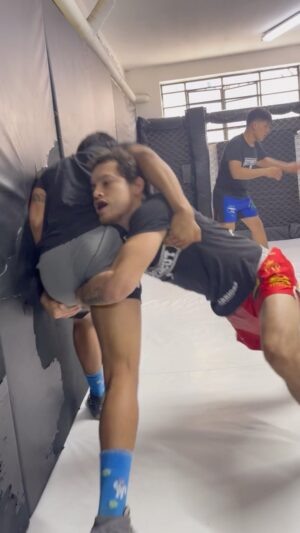 Humberto Bandenay Instagram - Wrestling a la vena 🤼‍♂️
Coach : @saron_coach 
@uppercut.pe acompañándome siempre con indumentaria e implementos 

#teamuppercut #teambandenay🔥 #ufc #wrestling #luchalibre #luchagrecorromana #takedown #bandido #dtc #iridiumsportsagency