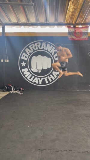 Humberto Bandenay Instagram - Prendiendo la máquina para el siguiente nivel @iridiumsportsagency 🔥

Un día en @barranko_muaythai , siempre de la mano con los mejores implementos @uppercut.pe 👊🏼

#ufc  #teambandenay🔥 #iridiumsportsagency #thekingisback #teamuppercut #kicks #muaythai #teammochila #letsgo #dtc