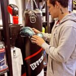Humberto Bandenay Instagram - Siempre es bonito venir a @centralsportperu para achorarme con mis productos de @uppercut.pe , ahora si estoy listo para los fuertes entrenamientos que si vienen , esperen buenas noticias pronto 🔥 #teamuppercut #teambandenay🔥 #mmafighter #guantes #peru