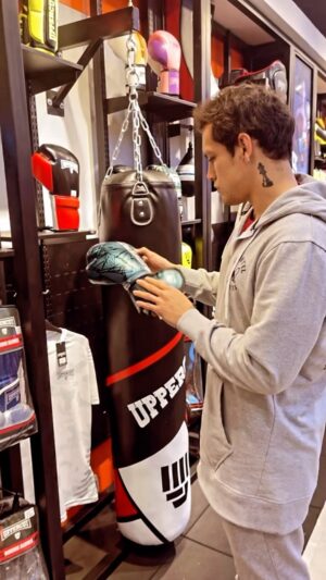 Humberto Bandenay Instagram - Siempre es bonito venir a @centralsportperu para achorarme con mis productos de @uppercut.pe , ahora si estoy listo para los fuertes entrenamientos que si vienen , esperen buenas noticias pronto 🔥

#teamuppercut #teambandenay🔥 #mmafighter #guantes #peru