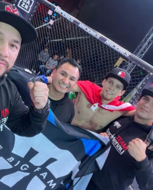 Humberto Bandenay Instagram - LO HICIMOS GENTE !!! Llevamos la victoria para PERU 👊🏼🙏❤️🇵🇪🔥

Gracias a todos los que confiaron en mí , los que estuvieron conmigo pese a todo , esta victoria va para ustedes ❤️👊🏼

ARRIBA PERU CARAJO !!! 

hey bro @jasonkhouse  Let's do it again, Peru wants to see me in the big leagues 🇵🇪🔥

Gracias auspiciadores , entrenadores ( @bancherorenzo  @dogo89  @saron_coach  @guillermocondor ) y equipo , los quiero