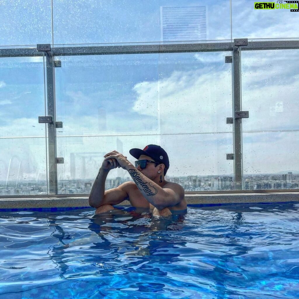 Humberto Bandenay Instagram - Un demonio con buen corazón 😈🖤 #piscina #relax #teambandenay🔥 #pool #dayoff #ufc