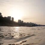 Humberto Bandenay Instagram - Mi primera experiencia en este deporte del SURF 🏄 , para ser la primera vez nada mal , en mi segunda ola 🌊 ya me estaba parando y agarrándole el timing , me gustó hacerlo así que me verán más seguido en el mar , gracias a los amigos de @high_tide_peru_surf_school , en esta oportunidad me acompañaron mis amigos de siempre @dogo89 @luis.guillermo89 !!! , deslicen para que vean los videitos 👊🏼