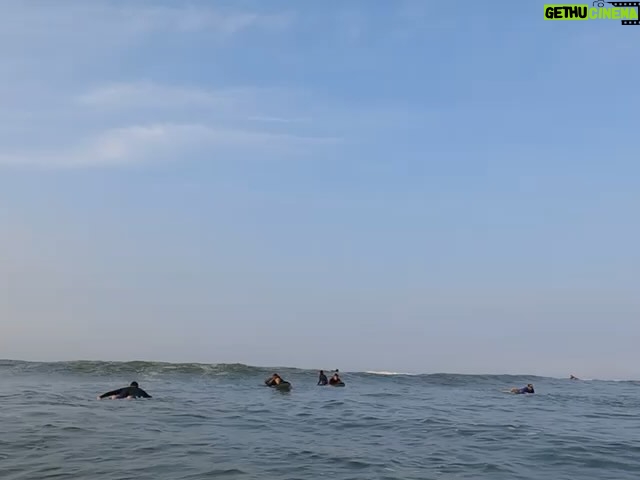 Humberto Bandenay Instagram - Mi primera experiencia en este deporte del SURF 🏄 , para ser la primera vez nada mal , en mi segunda ola 🌊 ya me estaba parando y agarrándole el timing , me gustó hacerlo así que me verán más seguido en el mar , gracias a los amigos de @high_tide_peru_surf_school , en esta oportunidad me acompañaron mis amigos de siempre @dogo89 @luis.guillermo89 !!! , deslicen para que vean los videitos 👊🏼