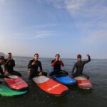 Humberto Bandenay Instagram - Mi primera experiencia en este deporte del SURF 🏄 , para ser la primera vez nada mal , en mi segunda ola 🌊 ya me estaba parando y agarrándole el timing , me gustó hacerlo así que me verán más seguido en el mar , gracias a los amigos de @high_tide_peru_surf_school , en esta oportunidad me acompañaron mis amigos de siempre @dogo89 @luis.guillermo89 !!! , deslicen para que vean los videitos 👊🏼