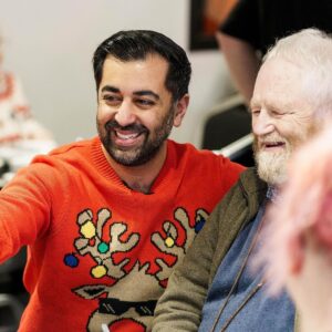 Humza Yousaf Instagram - A real joy to join 🍊 @dundeeunitedct ⚽️ at Tannadice to help out at their Festive Friends lunch.

Christmas is a special time of the year, but for some it can be more difficult.

To all those in communities across Scotland looking out for others this Christmas, thank you 🙏