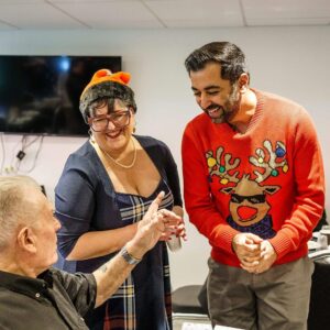 Humza Yousaf Instagram - A real joy to join 🍊 @dundeeunitedct ⚽️ at Tannadice to help out at their Festive Friends lunch.

Christmas is a special time of the year, but for some it can be more difficult.

To all those in communities across Scotland looking out for others this Christmas, thank you 🙏