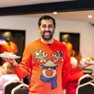 Humza Yousaf Instagram - A real joy to join 🍊 @dundeeunitedct ⚽️ at Tannadice to help out at their Festive Friends lunch.

Christmas is a special time of the year, but for some it can be more difficult.

To all those in communities across Scotland looking out for others this Christmas, thank you 🙏