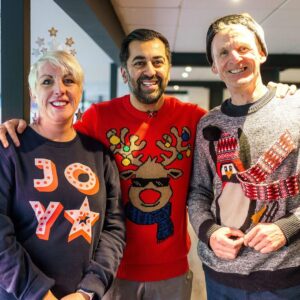 Humza Yousaf Instagram - A real joy to join 🍊 @dundeeunitedct ⚽️ at Tannadice to help out at their Festive Friends lunch.

Christmas is a special time of the year, but for some it can be more difficult.

To all those in communities across Scotland looking out for others this Christmas, thank you 🙏