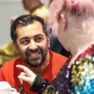 Humza Yousaf Instagram - A real joy to join 🍊 @dundeeunitedct ⚽️ at Tannadice to help out at their Festive Friends lunch.

Christmas is a special time of the year, but for some it can be more difficult.

To all those in communities across Scotland looking out for others this Christmas, thank you 🙏